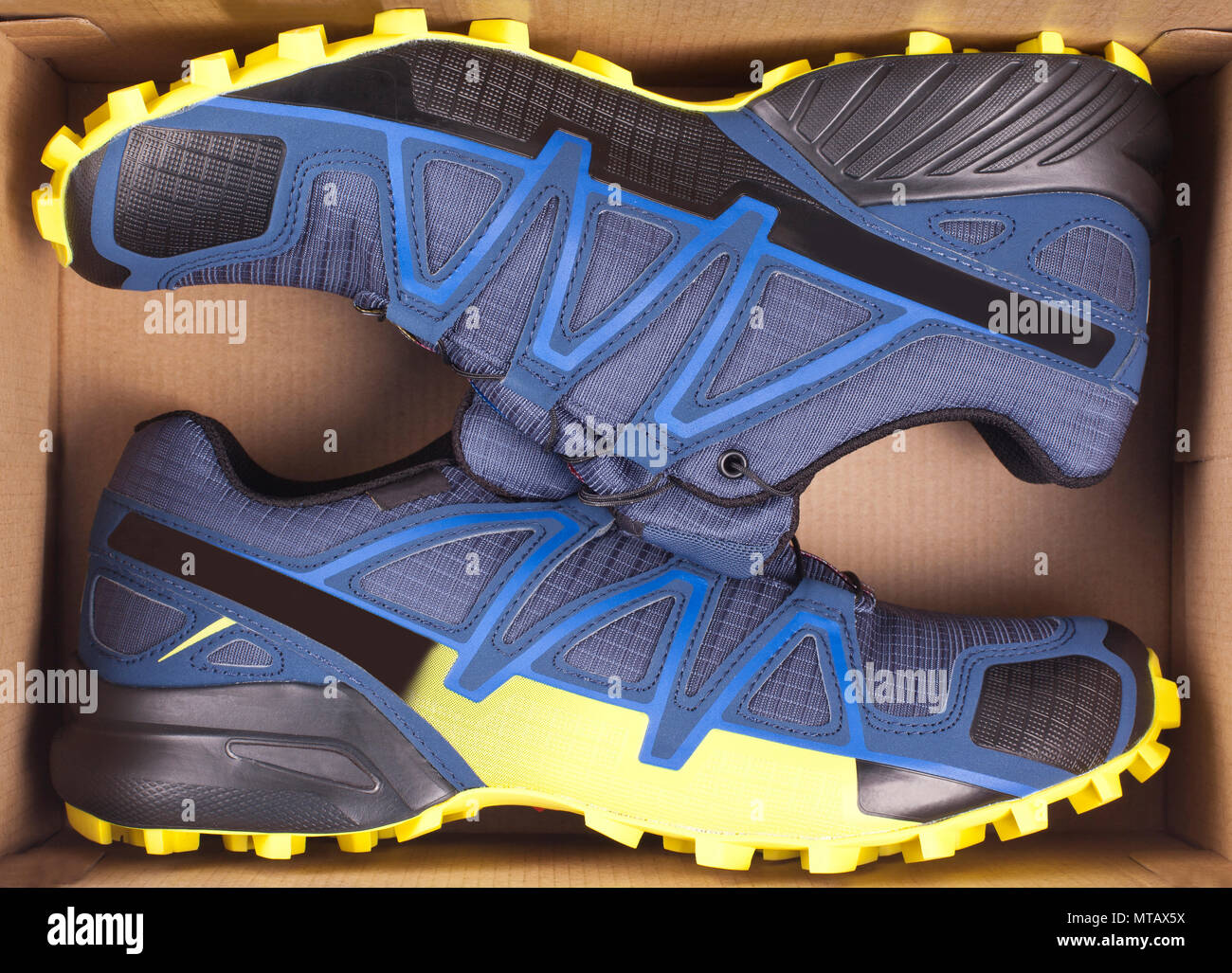 Scarpe da ginnastica nella casella n. Vista superiore Foto stock - Alamy