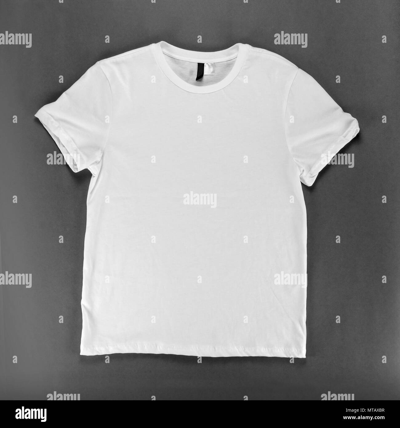 T-shirt bianco modello su uno sfondo grigio Foto Stock