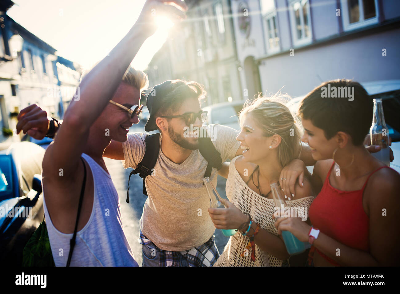 Un gruppo di giovani amici divertendosi insieme Foto Stock