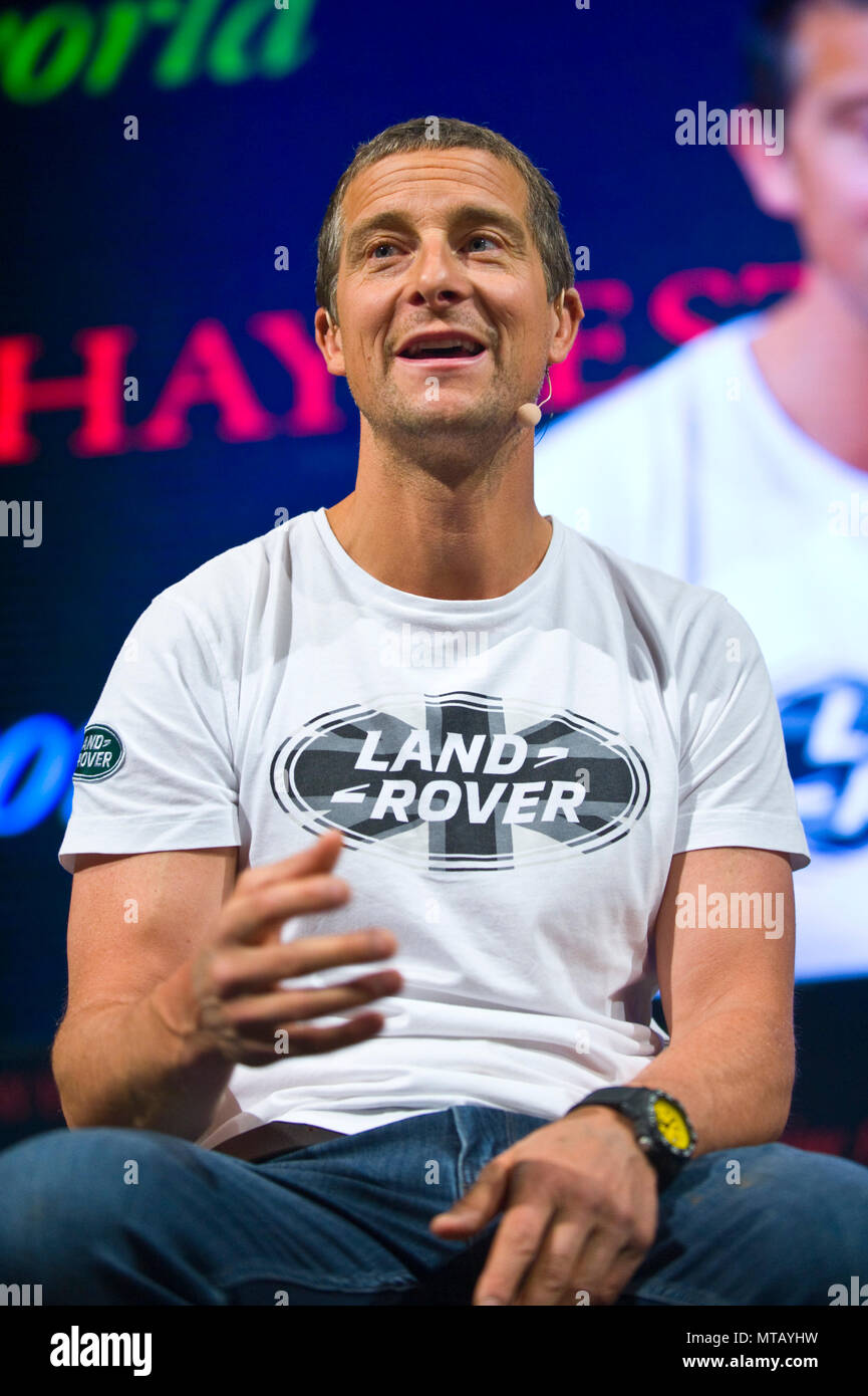 Bear Grylls parlando sul palco a Tata tenda a Hay Festival 2018 Hay-on-Wye Powys Wales UK Foto Stock