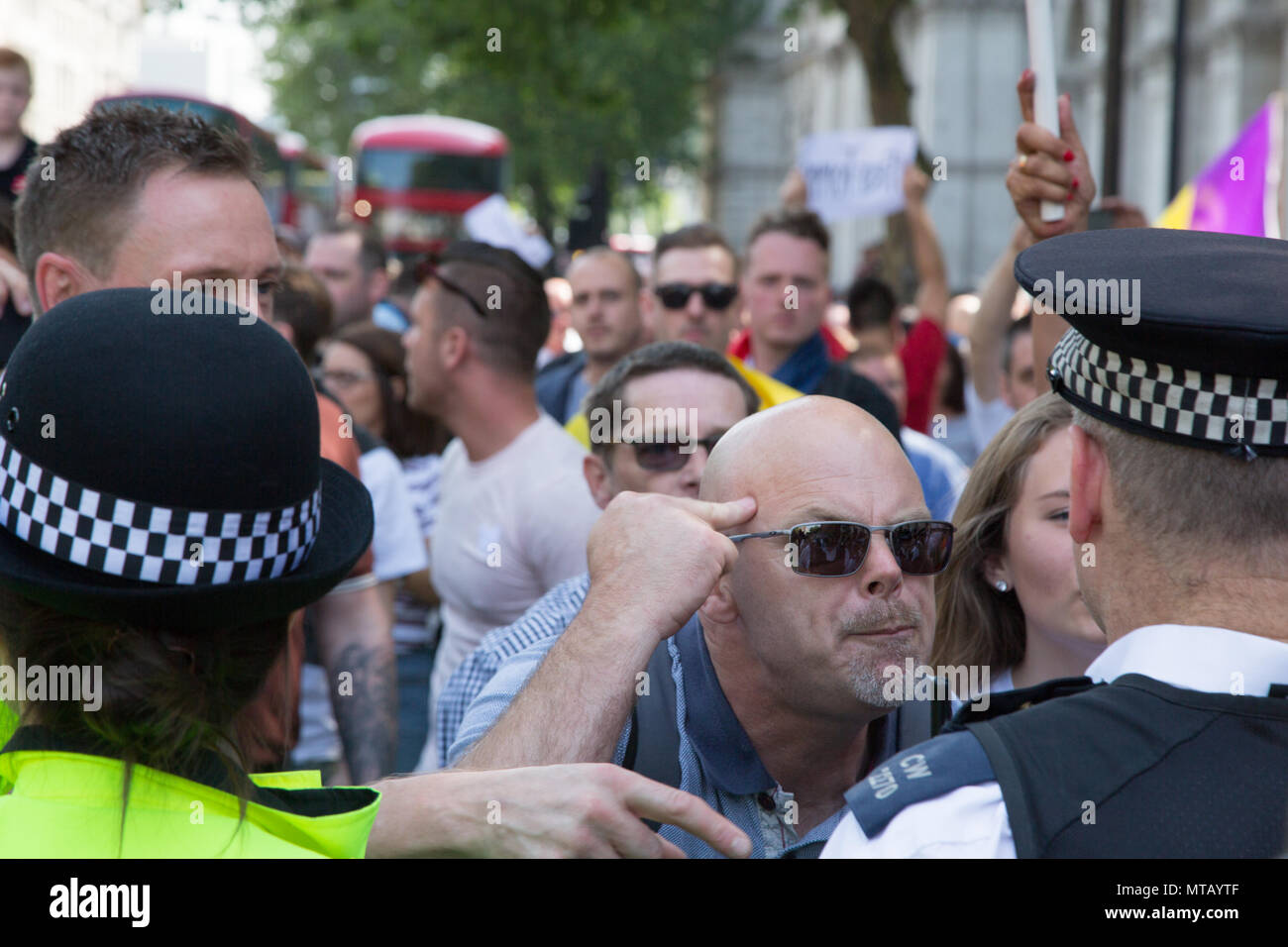 Londra REGNO UNITO 26 maggio 2018 di estrema destra protesta tifosi al di fuori di Downing Street chiedono il rilascio di attivista di destra Tommy Robinson che è stato arrestato per b Foto Stock
