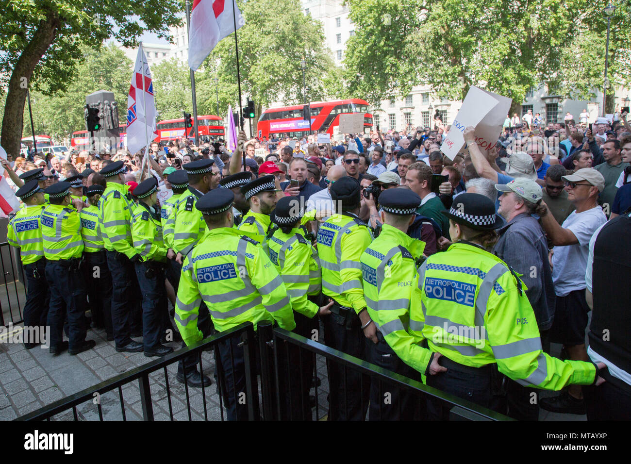 Londra REGNO UNITO 26 maggio 2018 di estrema destra protesta tifosi al di fuori di Downing Street chiedono il rilascio di attivista di destra Tommy Robinson che è stato arrestato per b Foto Stock