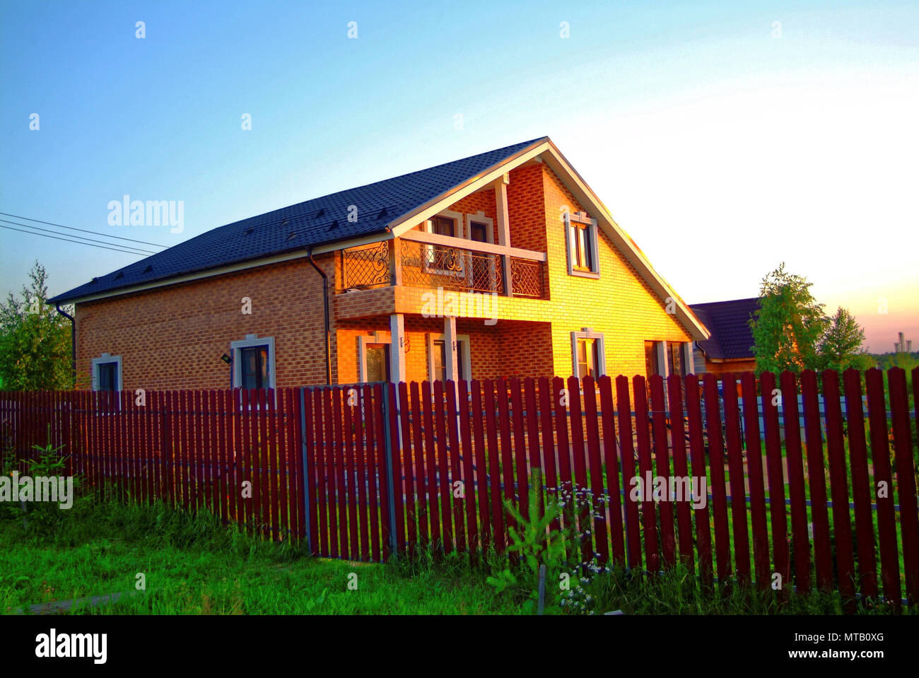 Country house in estate al tramonto, Russia Foto Stock