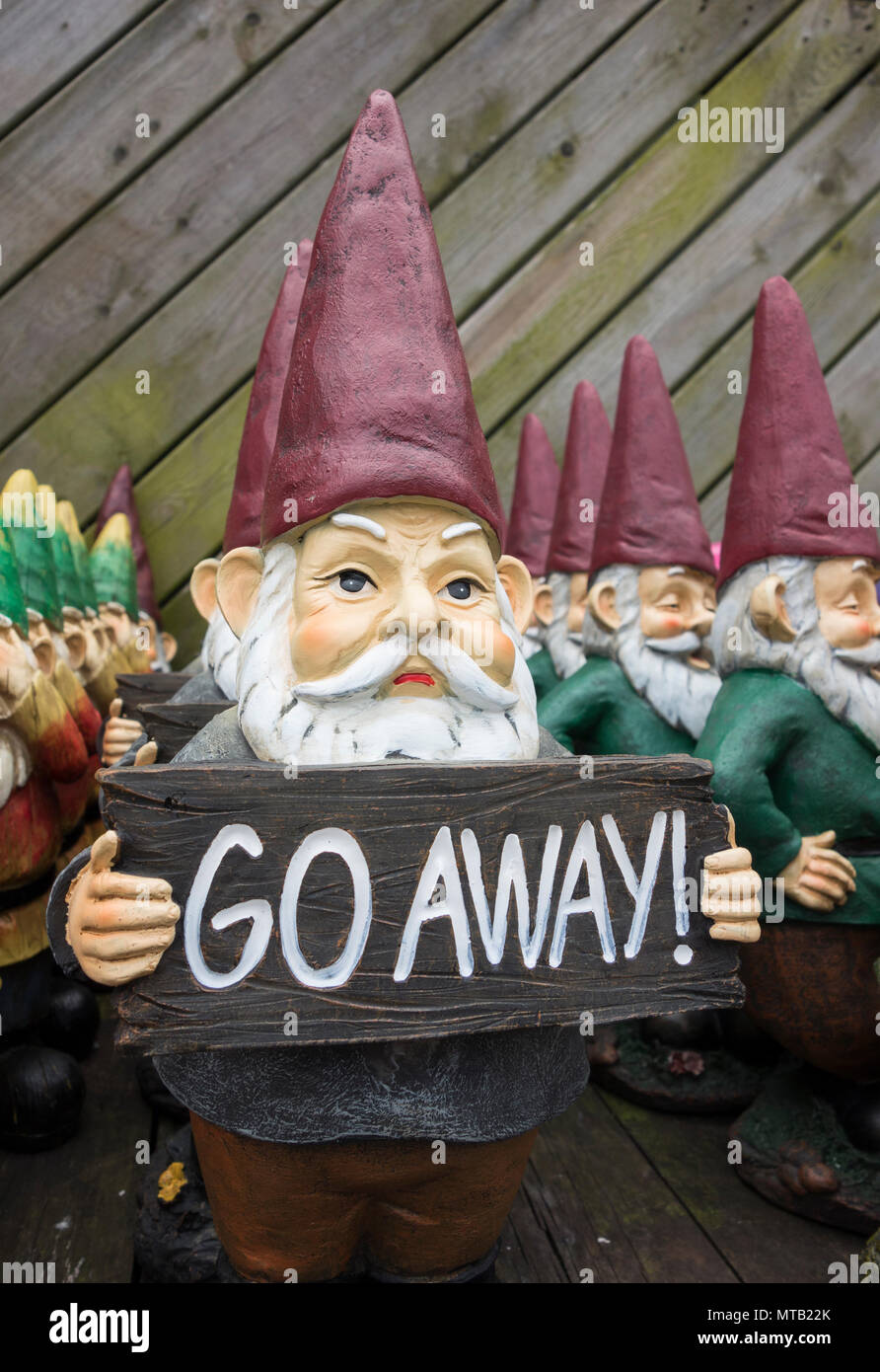 Benvenuto e andare lontano giardino gnomi specchio del Regno Unito è diviso la pubblica opinione relativa a Brexit Foto Stock