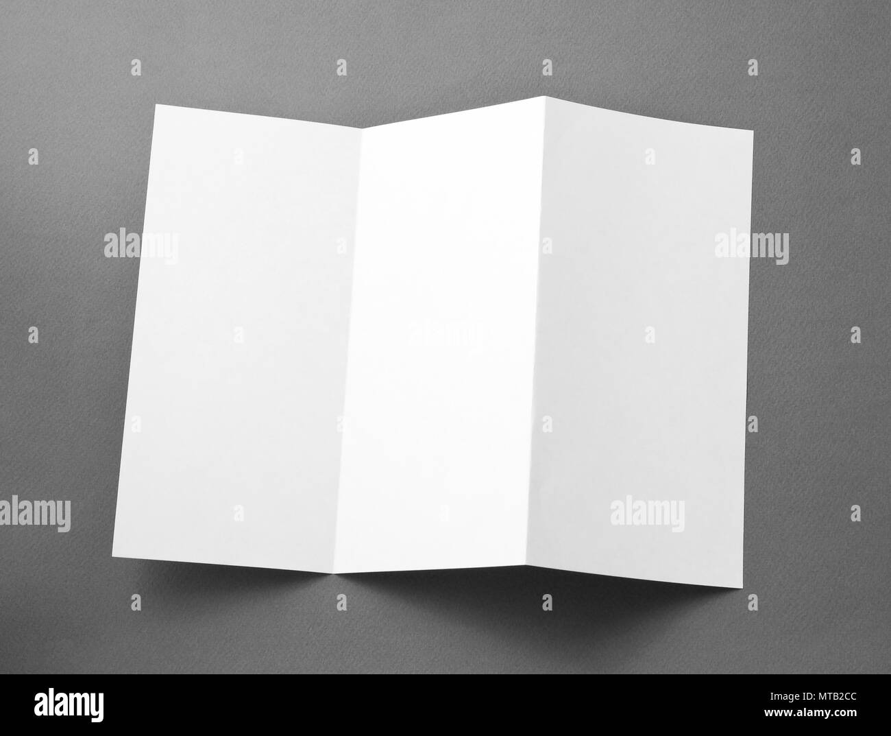 Blank pagina di Piegatura opuscolo su sfondo grigio Foto Stock