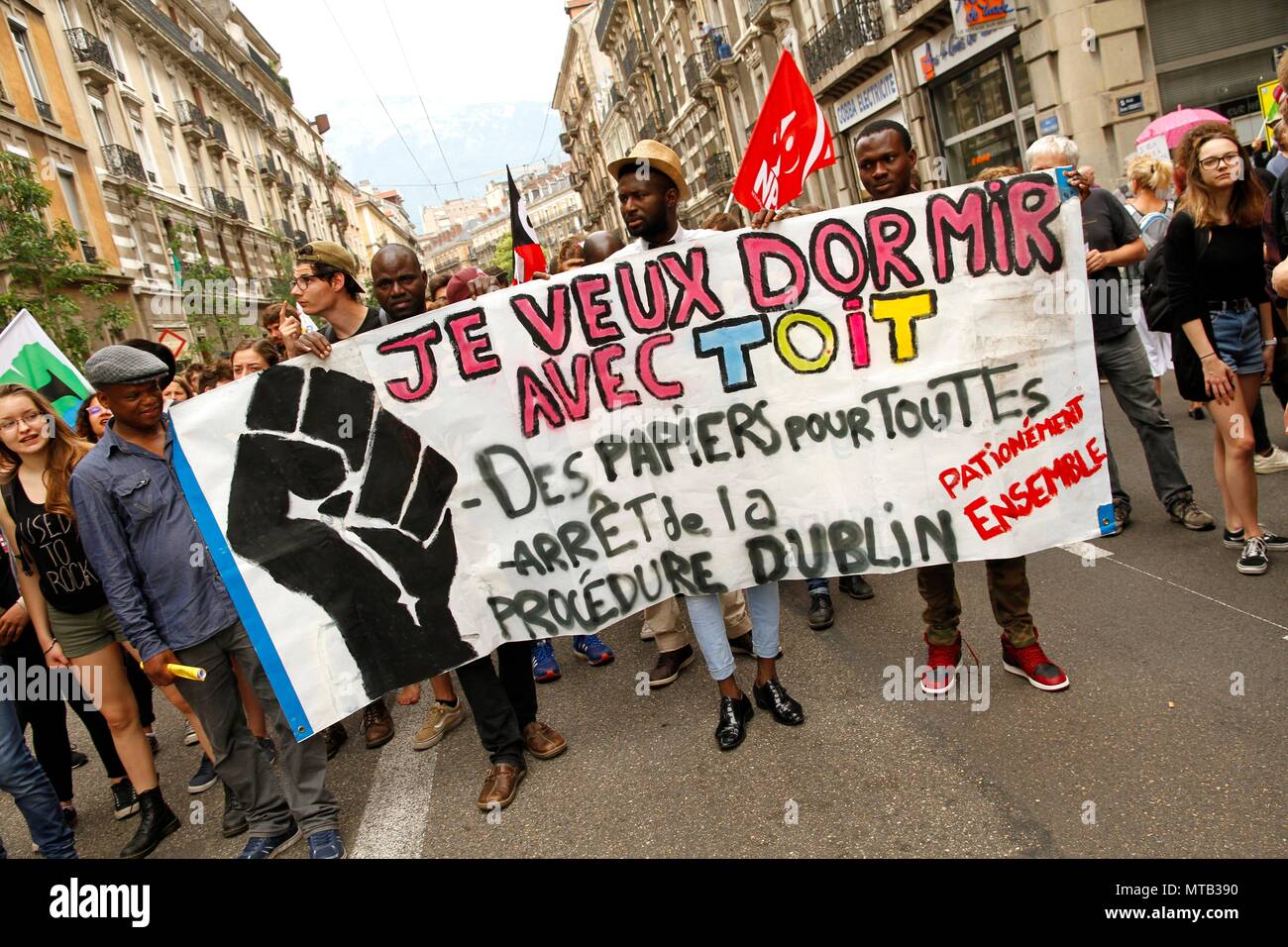 Lavoro e Politiche dimostrazione della marea popolare iniziata da Jean Luc Melenchon e il Insoumis contro il presidente Macron. Foto Stock