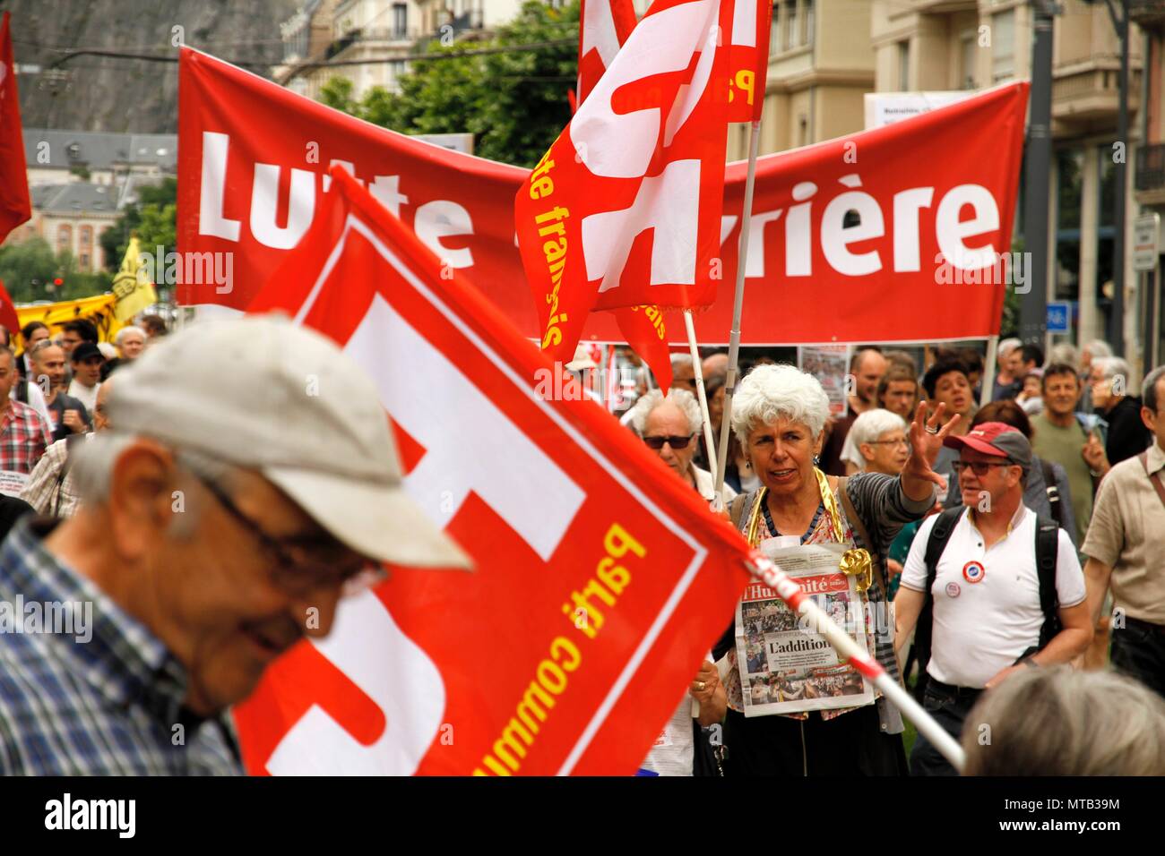 Lavoro e Politiche dimostrazione della marea popolare iniziata da Jean Luc Melenchon e il Insoumis contro il presidente Macron. Foto Stock