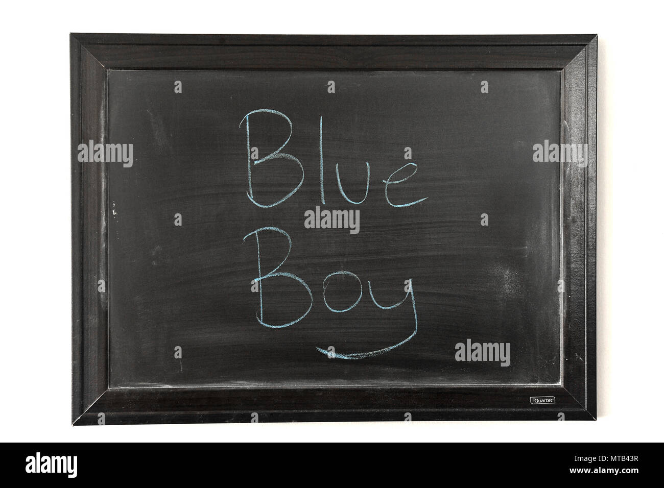 Blue boy scritto in blu gesso su una parete montata blackboard Foto Stock