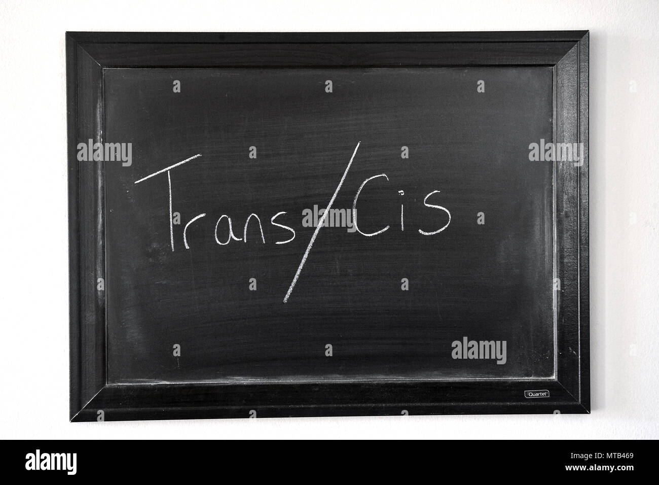 Trans / Cis scritto in un bianco gesso su una parete montata blackboard Foto Stock