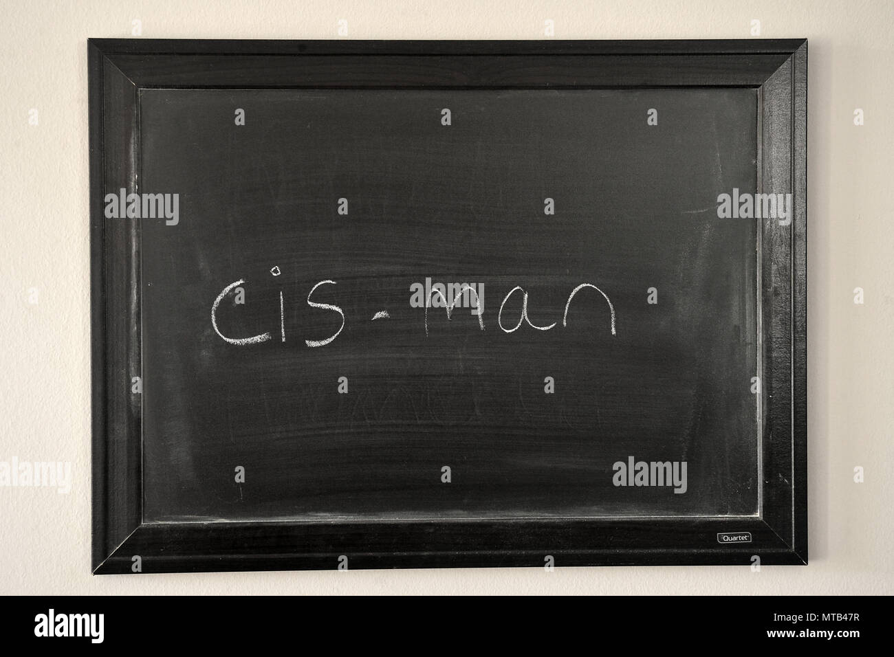 Cis uomo scritta in un bianco gesso su una parete montata blackboard Foto Stock