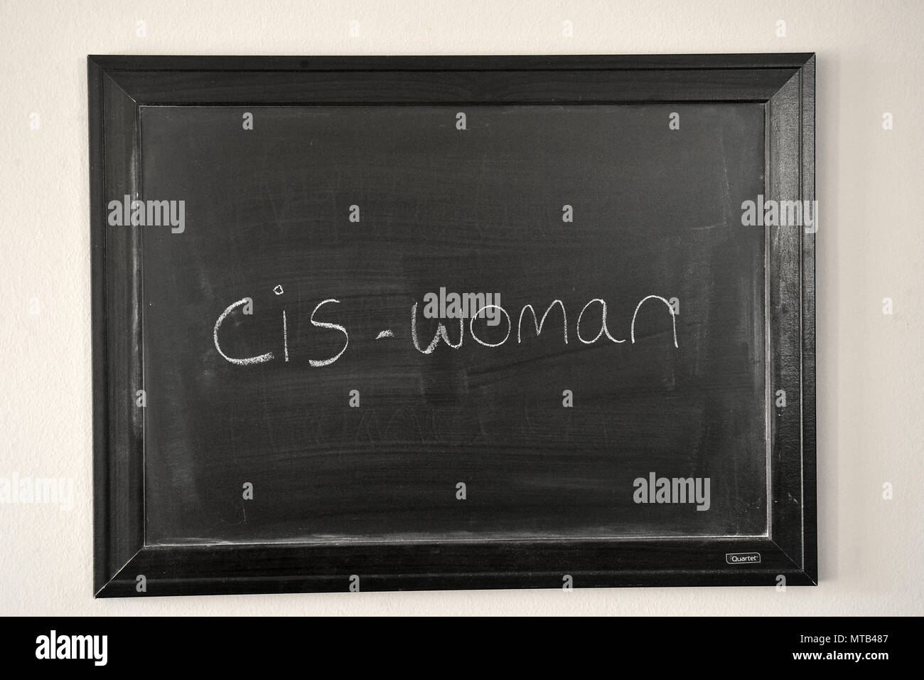 Ci donna scritto in un bianco gesso su una parete montata blackboard Foto Stock