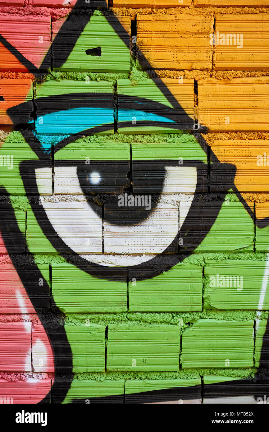 Coloratissima street art graffiti pittura di un occhio in figura. Solo uso editoriale. Foto Stock
