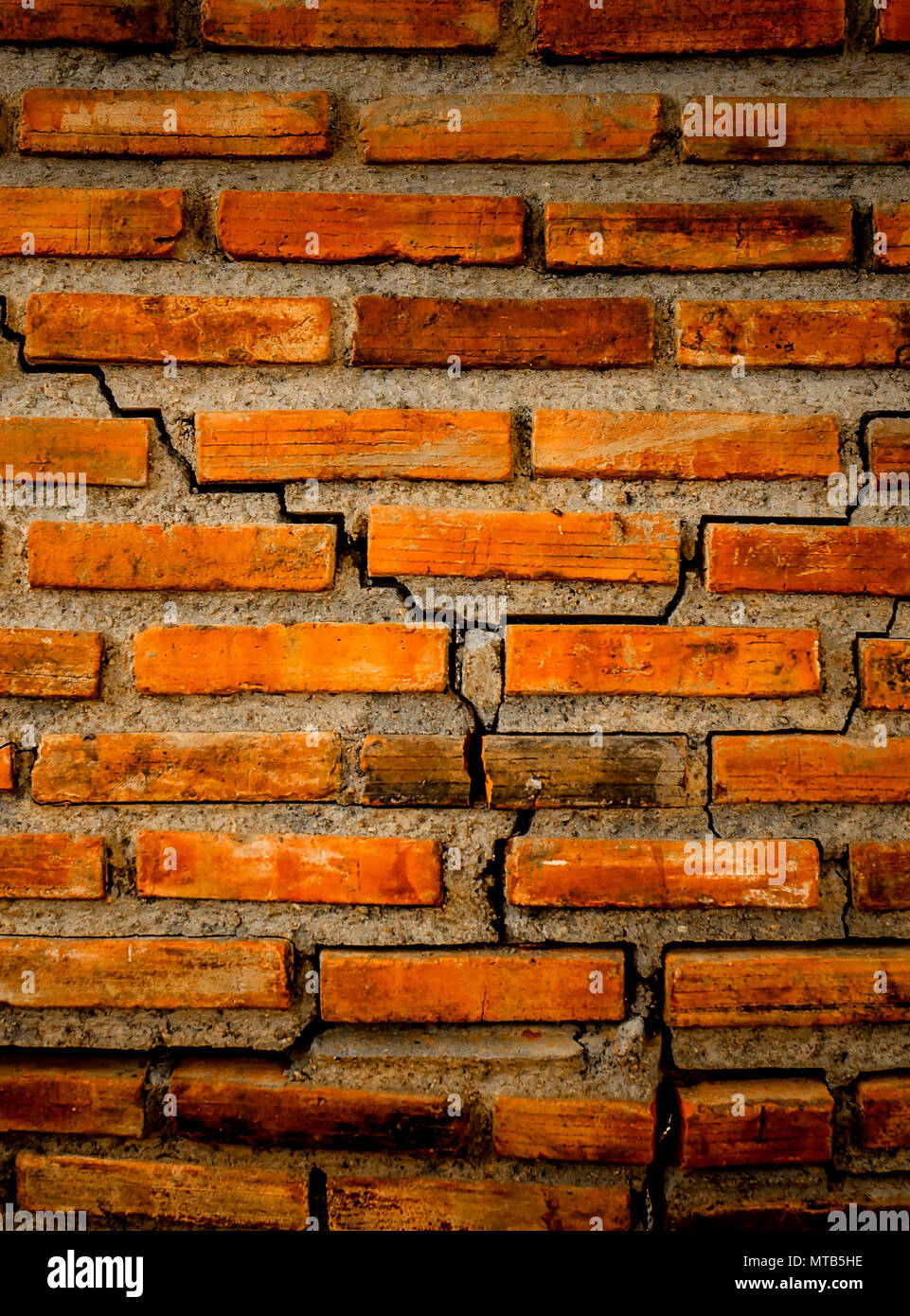 La crepa da parete in mattoni e Sfondo mattone rosso mattone di crack e pattern di crack muro di mattoni di sfondo, il vecchio muro di mattoni e crack texture e vinta Foto Stock