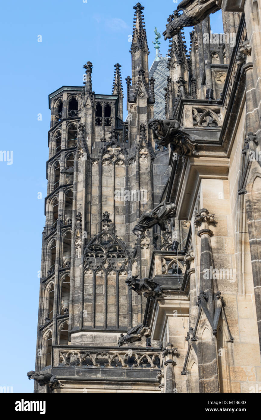 Le figure e i dettagli del tetto di st. Cattedrale di San Vito a Praga Foto Stock