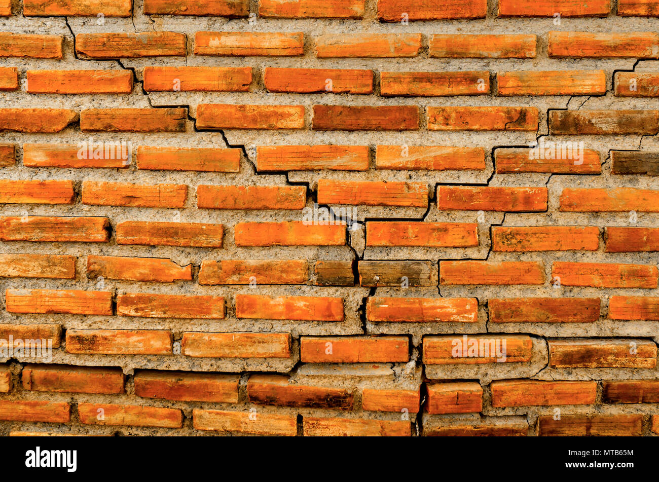 La crepa da parete in mattoni e Sfondo mattone rosso mattone di crack e pattern di crack muro di mattoni di sfondo, il vecchio muro di mattoni e crack texture e vinta Foto Stock
