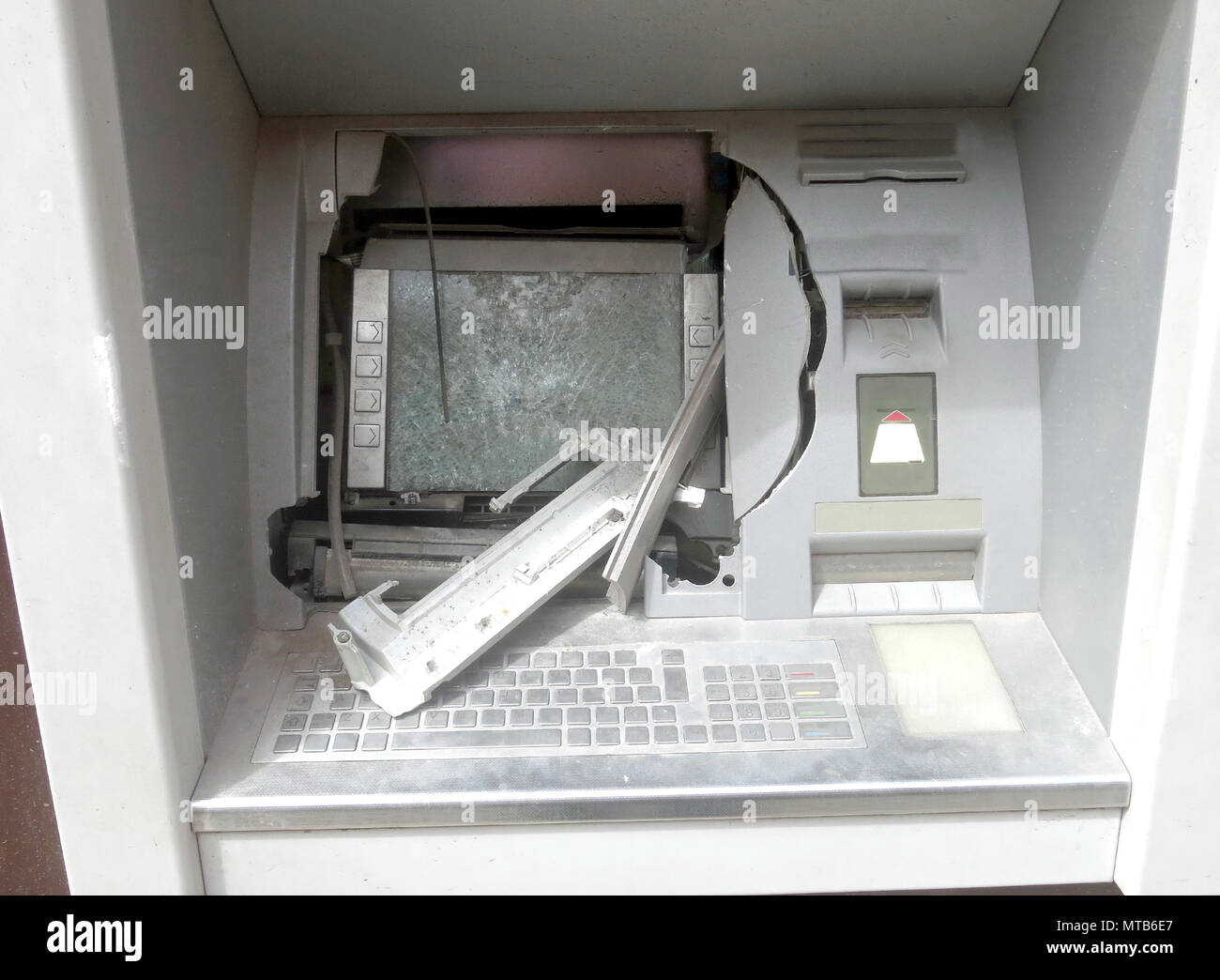 Bancomat con il vetro rotto in seguito ad una rapina con l'uso di esplosivi Foto Stock