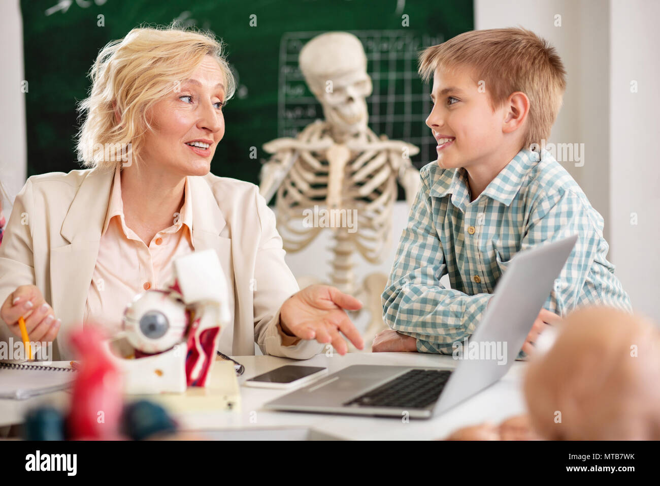 Positivo donna bella rivolta verso lo schermo del laptop Foto Stock