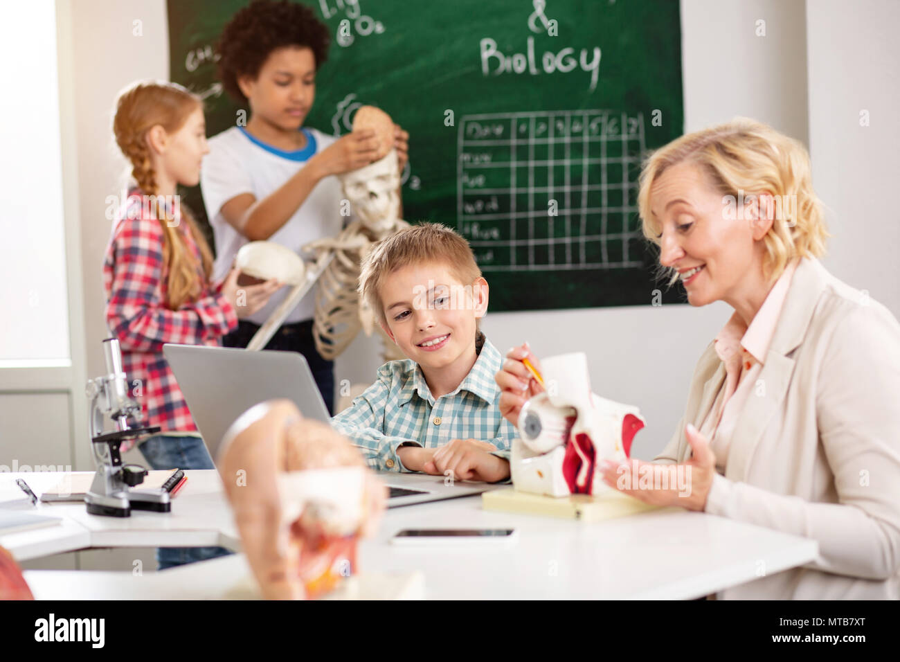 Positivo ragazzo simpatico essendo interessati a anatomia Foto Stock