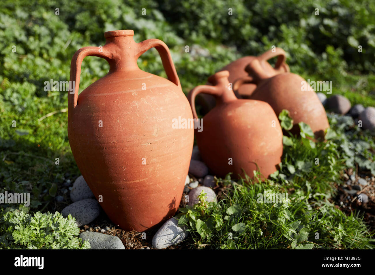 Vintage di terracotta vasi di argilla per il vino e per il contenimento di  acqua utilizzata come oggetti decorativi in un giardino Foto stock - Alamy