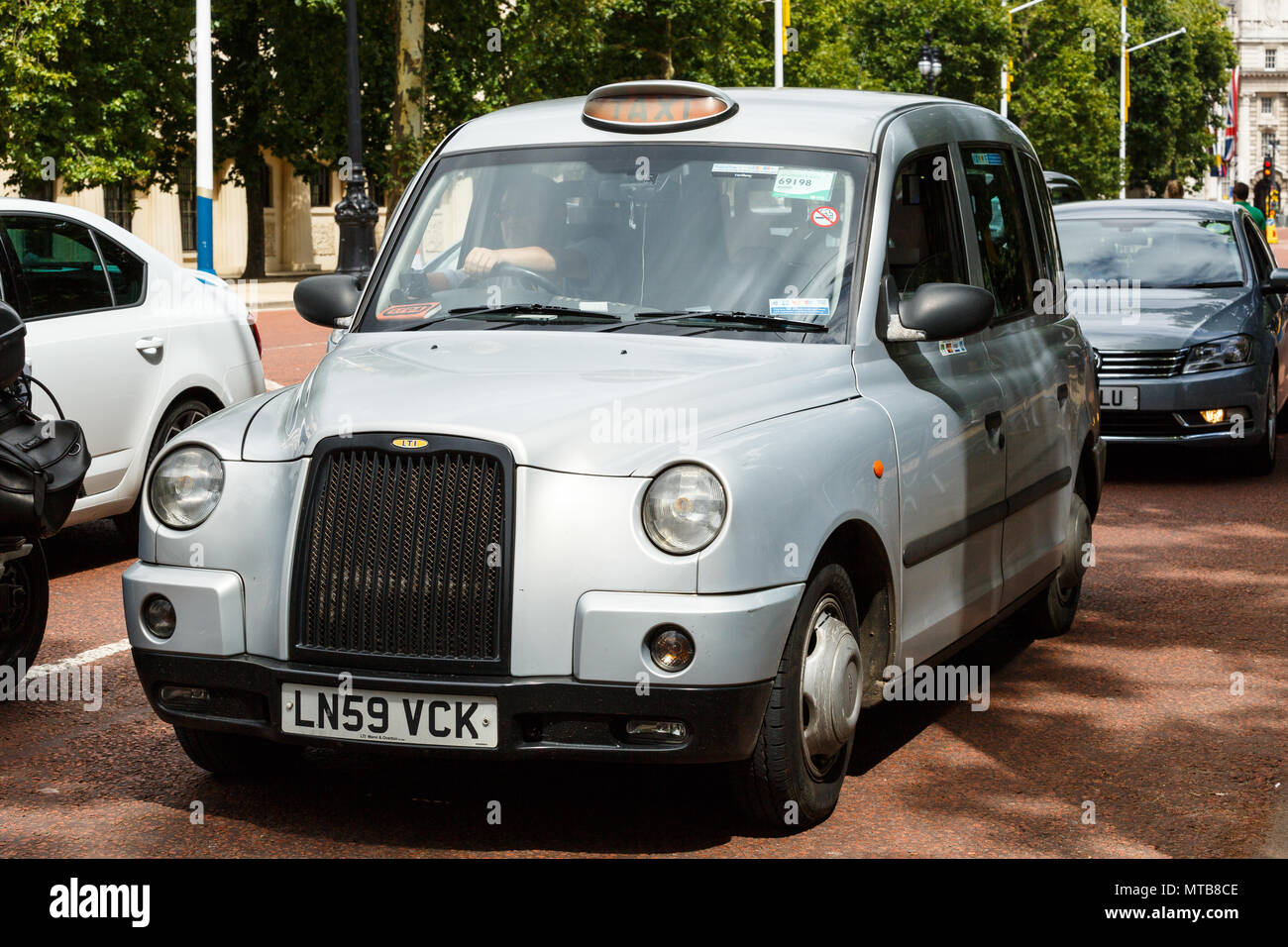 Mitica London taxi per le strade di Londra Foto Stock