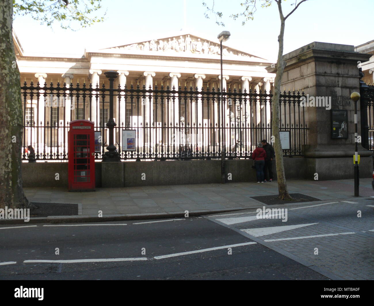 Vista del British Museum, Great Russell Street, Londra, Inghilterra, con cabina telefonica Foto Stock