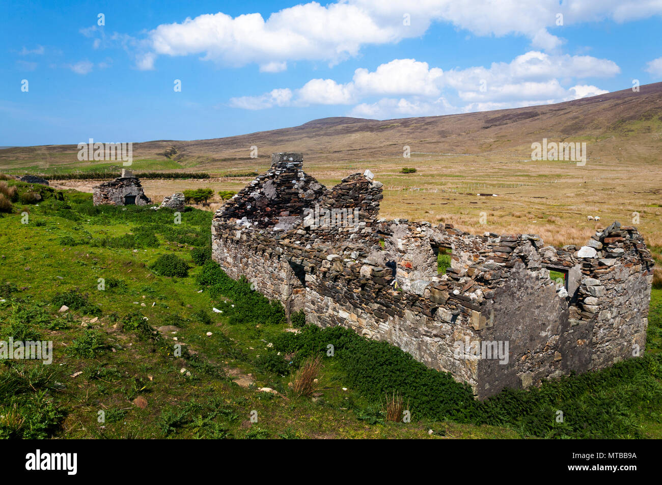 Malin Beg, un piccolo villaggio di Gaeltacht, rovinato case coloniche abbandonate, County Donegal, Irlanda. Foto Stock