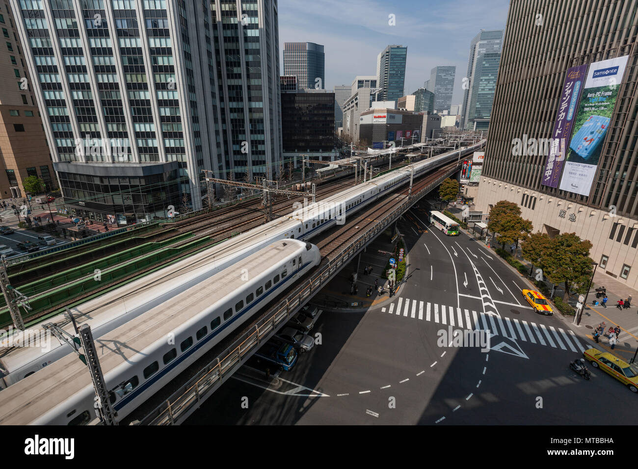 Giapponese con il treno ad alta velocità Shinkansen sul ponte nel centro di Tokyo. Foto Stock