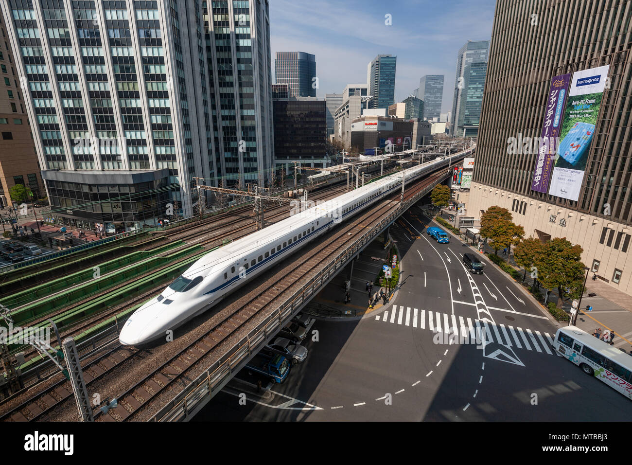Giapponese con il treno ad alta velocità Shinkansen sul ponte nel centro di Tokyo. Foto Stock