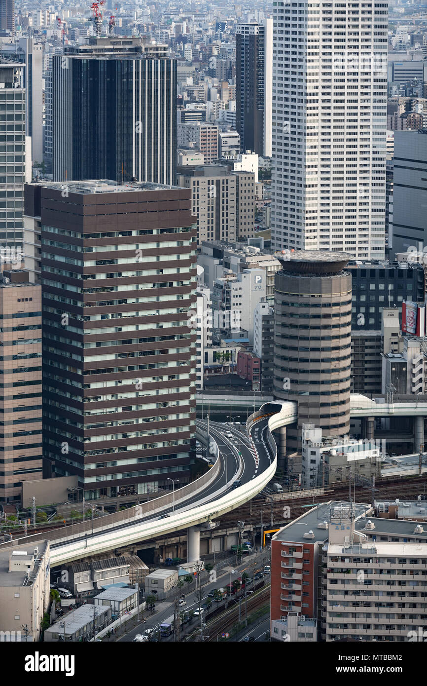 Torre di Porta Palazzo in Osaka, Giappone, un autostrada offramp a Umeda uscire passando a destra attraverso l'edificio. Foto Stock