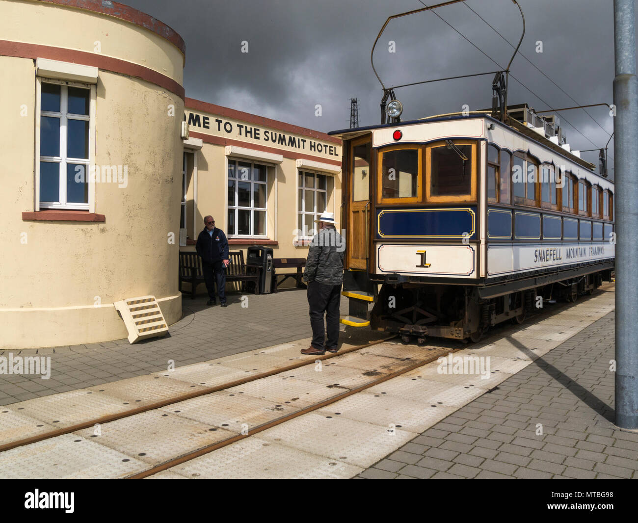 Snaefell Mountain treno alla Stazione di vertice accanto al Summit Hotel è il punto più alto dell isola di Man ticket parlando di collettore di un passeggero Foto Stock