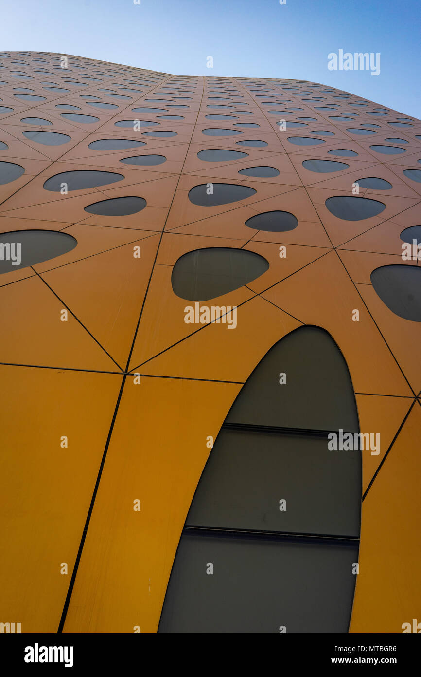 In prossimità della Torre Liwa Facede, piena di windows, una architettura futuristica Foto Stock