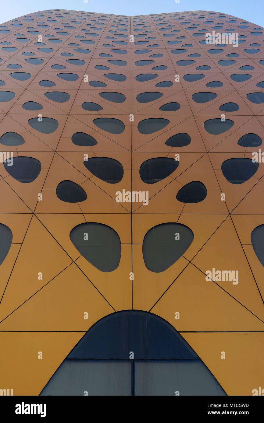 In prossimità della Torre Liwa Facede, piena di windows, una architettura futuristica Foto Stock