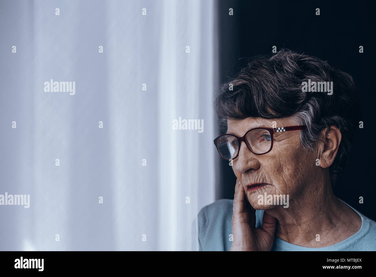 Triste, lonely senior donna che soffre di depressione Foto Stock