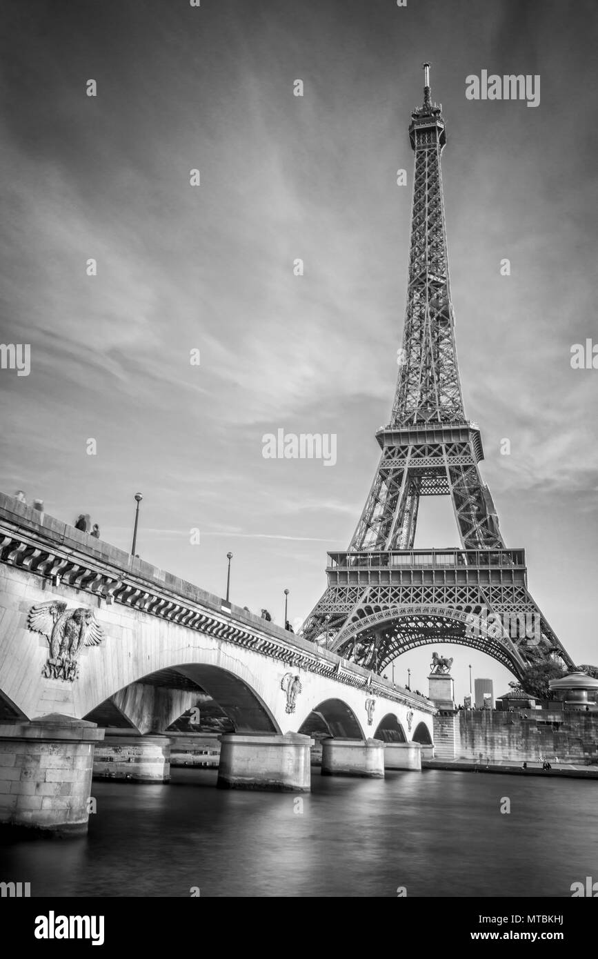 Al ponte Iena e la torre Eiffel, bianco e nero, photogrpahy Parigi Francia Foto Stock