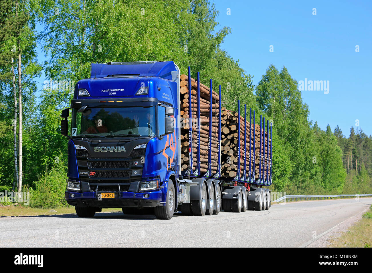 Blu di generazione successiva Scania R730 XT logging test carrello guidato su strada forestale in una giornata di sole di primavera su Scania Tour 2018 di Lohja, Finlandia - 25 Maggio Foto Stock