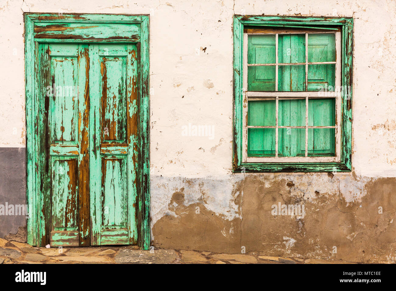 Abstract i dettagli di vecchie porte in legno e finestre, trascurato con peeling di verniciatura e il vetro rotto, Vilaflor, Isole Canarie, Spagna, Foto Stock