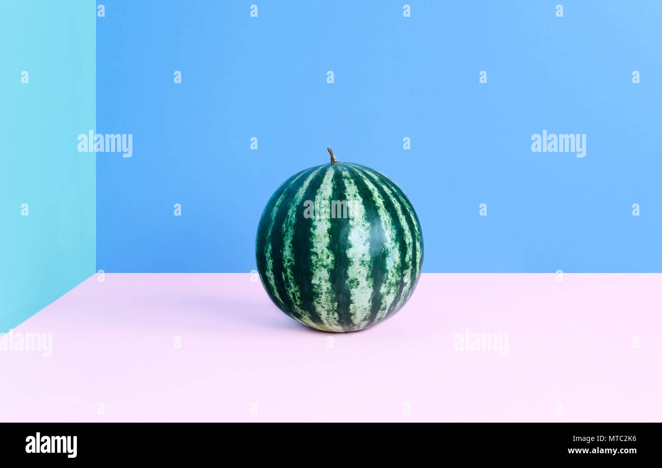 Anguria Fashion su sfondo color pastello. Foto Stock