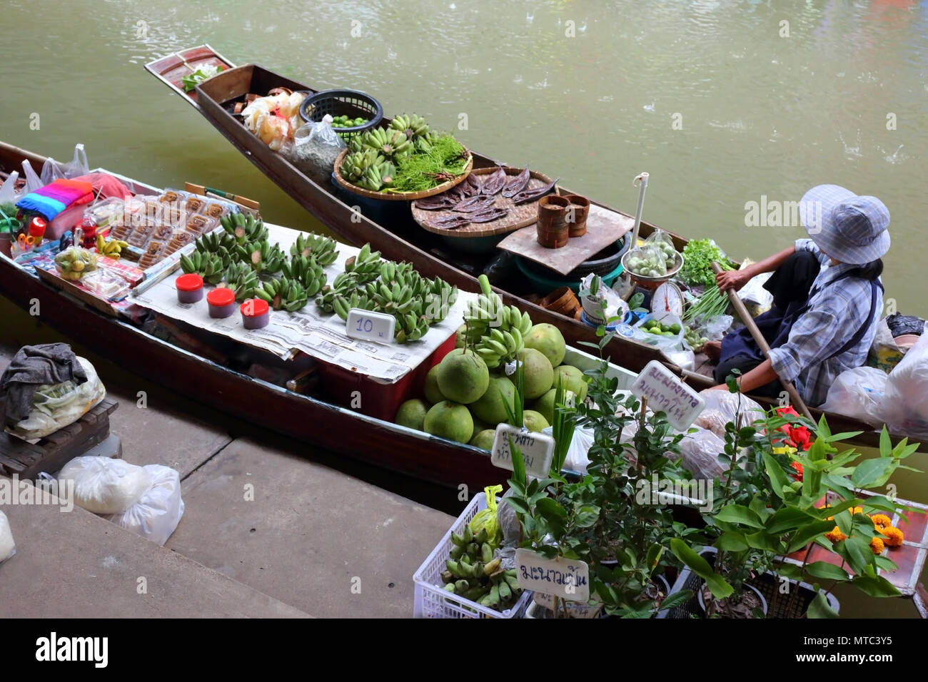 Barca con frutti sul mercato galleggiante di Bangkok Foto Stock