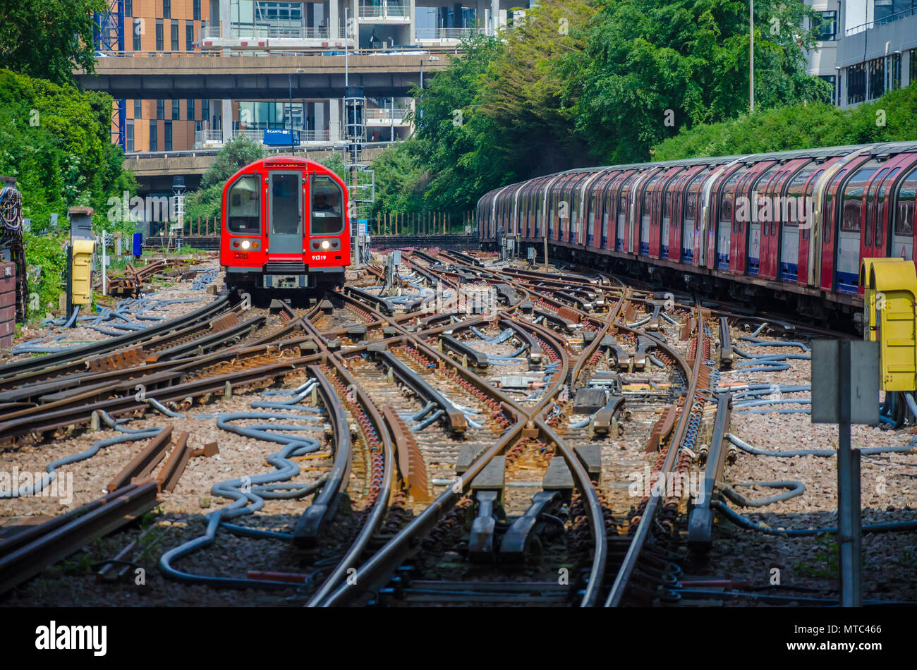 I treni arrivano e partono dalla città bianca della Metropolitana di Londra la navigazione di un array di punti e linee. Foto Stock
