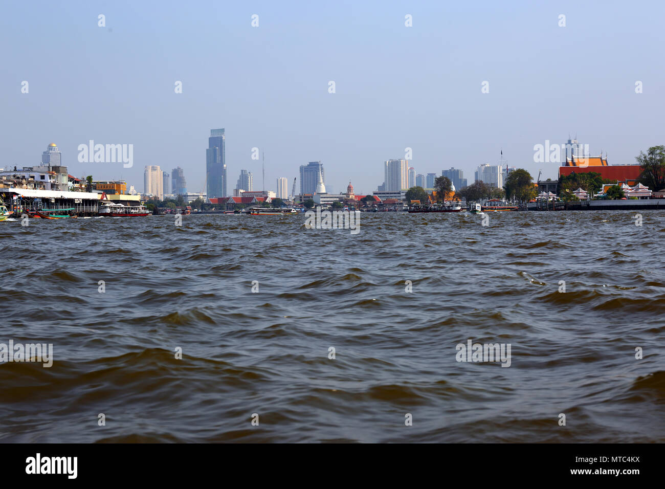 Vista su Bangkok da barca sul fiume Foto Stock