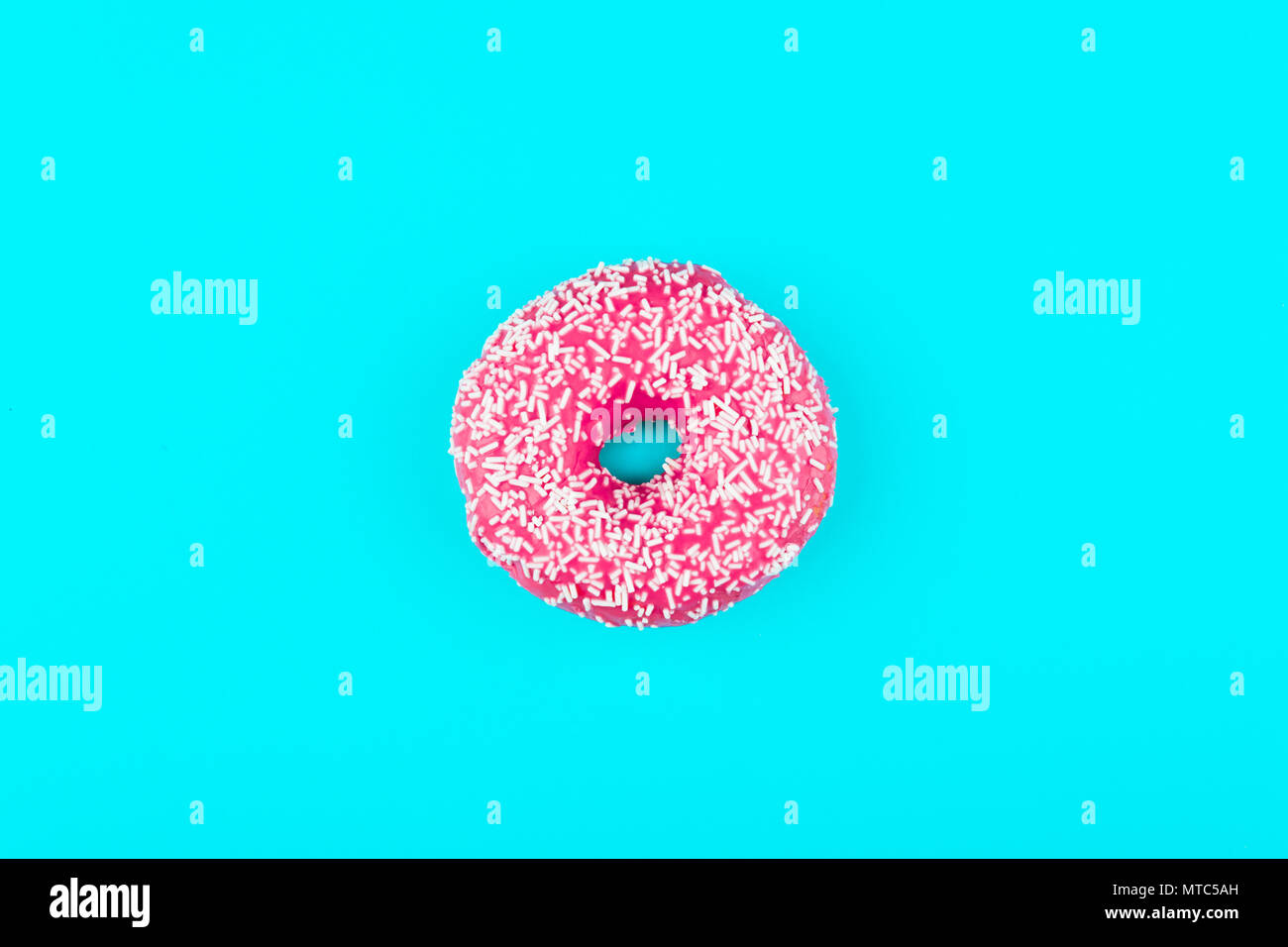 Una rosa di ciambella isolato su un sfondo di menta Foto Stock