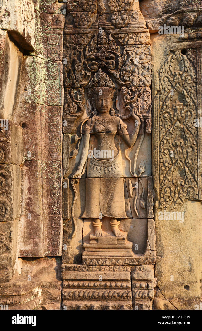 Antichi bassorilievi sul tempio in Cambogia Foto Stock