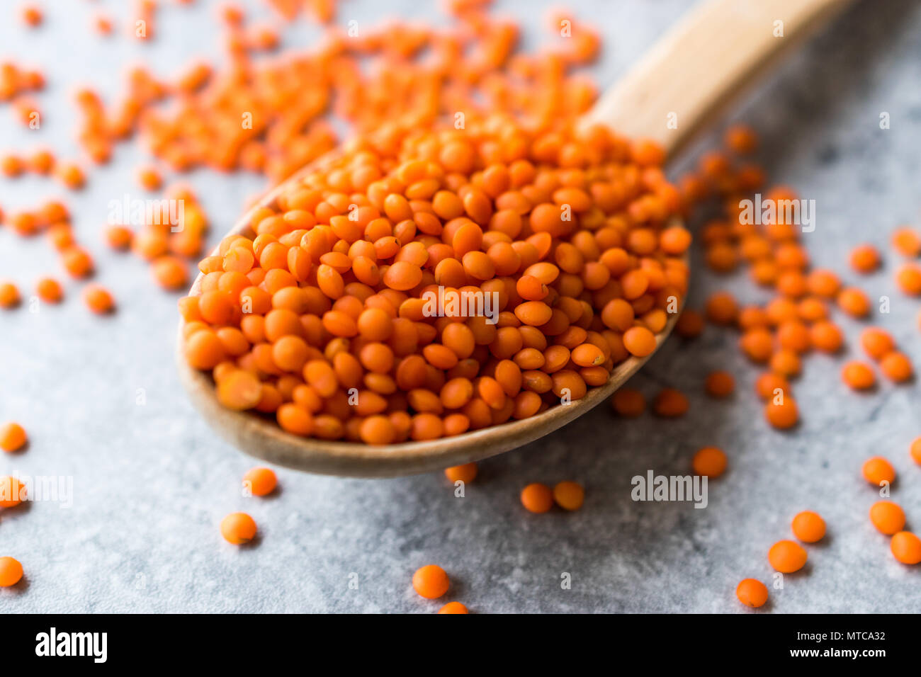 Rosso Secco lenticchie in cucchiaio di legno / Cereali Masoor Dal. Prodotto organico. Foto Stock