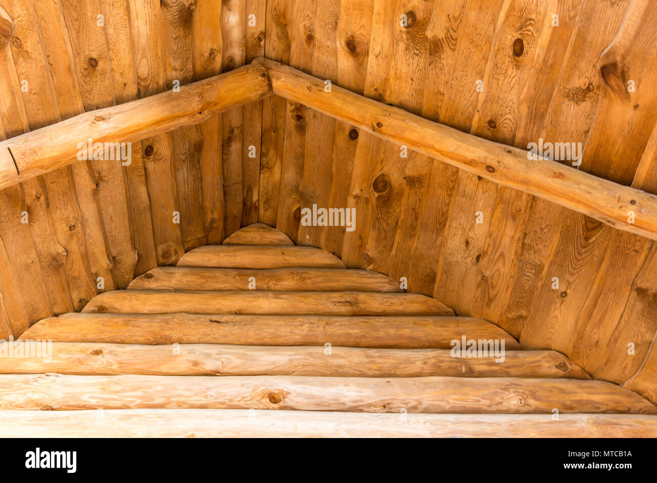 Il design del tetto in legno. Tutti gli elementi sono di legno. Costruzione tradizionale in Europa. Foto Stock