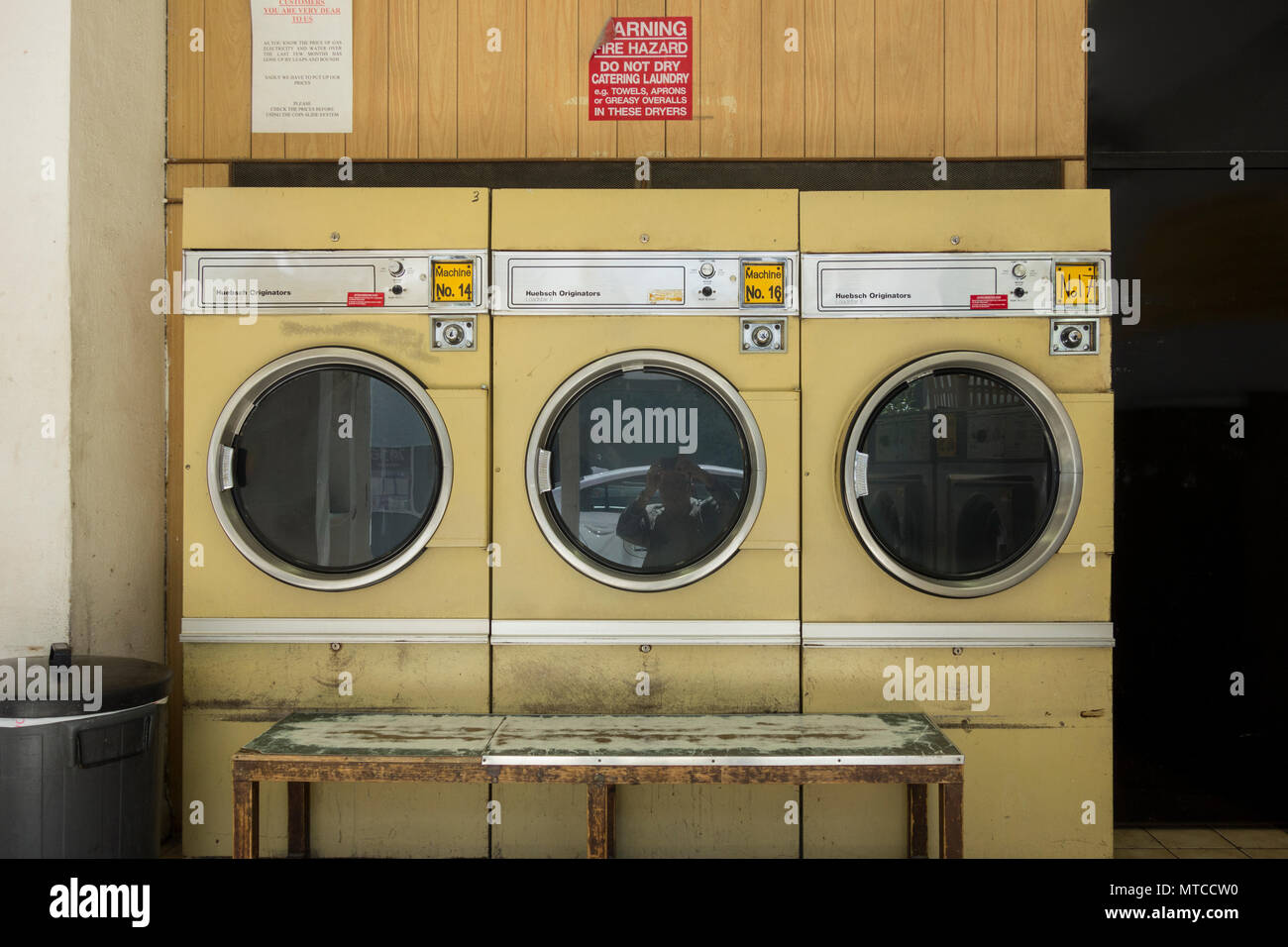 Asciugabiancheria in una bella coin-op lavanderia a gettoni nel centro di Londra, Regno Unito Foto Stock