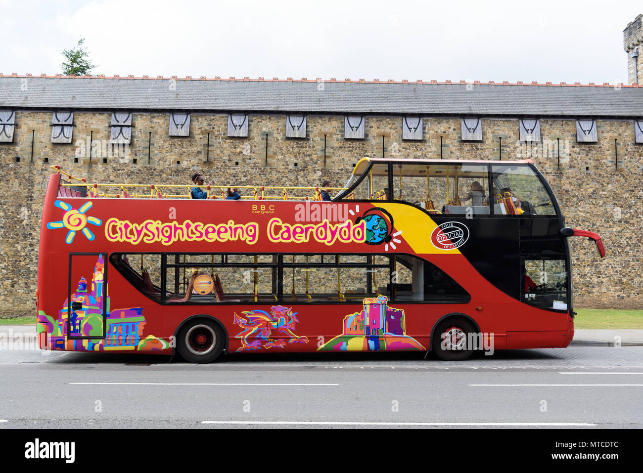 Cardiff Wales, Regno Unito, 27 Maggio 2018: tour di Cardiff Vista Vedere Autobus, al di fuori del Castello di Cardiff Foto Stock