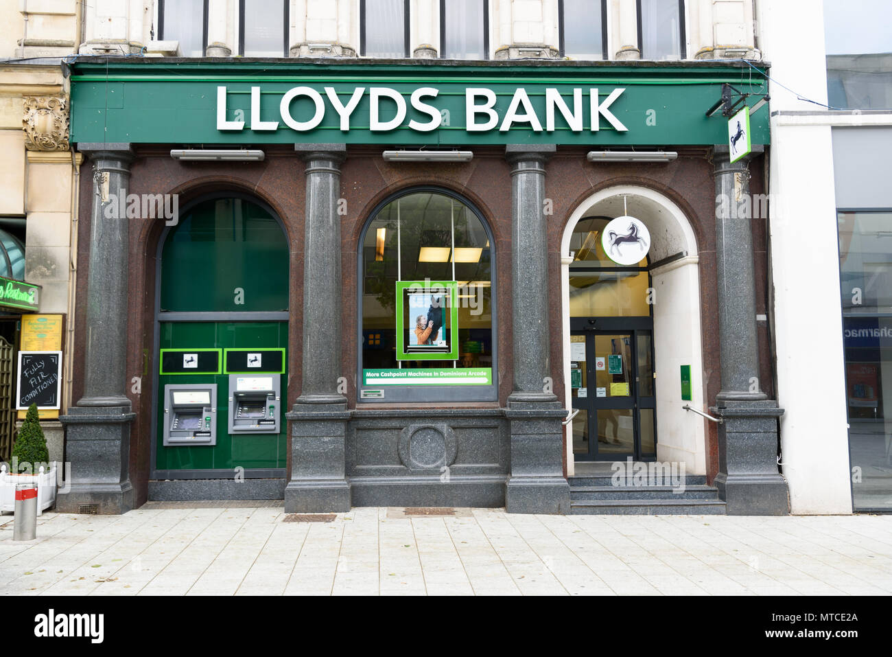 Cardiff Wales, Regno Unito, 27 Maggio 2018: Lloyds Bank pubblicità segno fuori l'ingresso alla loro filiale in Cardiff High Street Foto Stock
