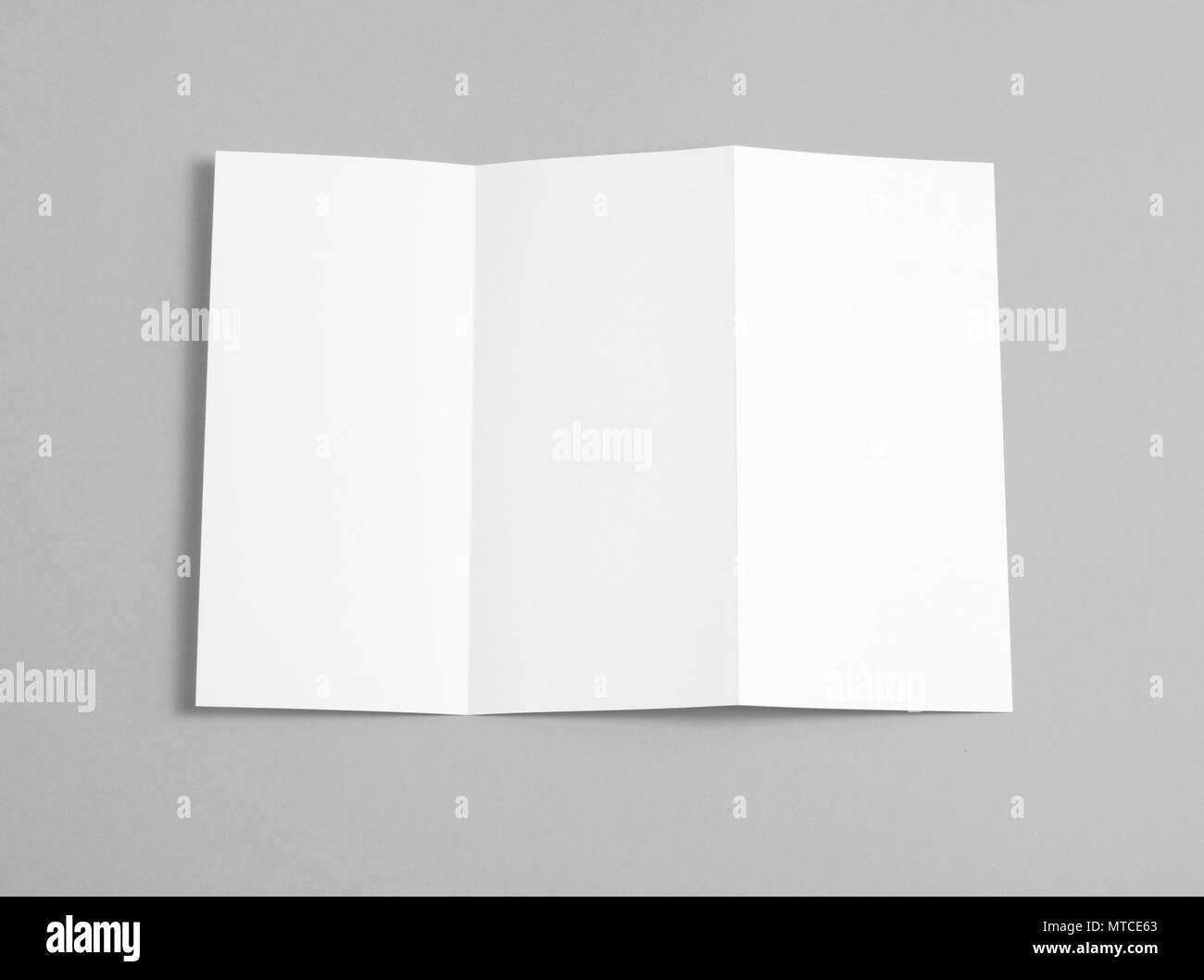 Blank pagina di Piegatura opuscolo su sfondo grigio Foto Stock