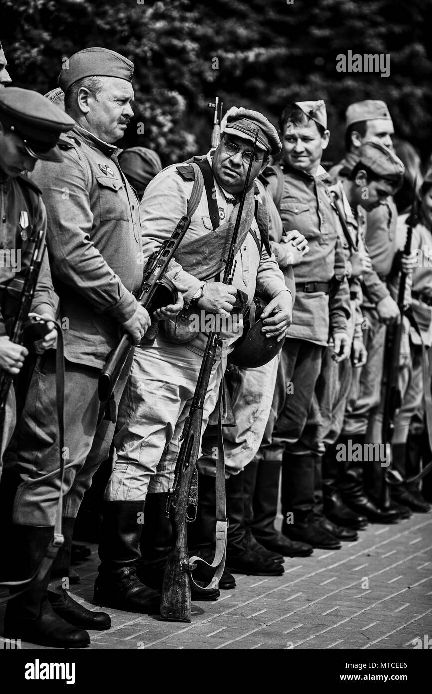 Persone in uniforme militare in onore della vittoria giorni di vacanza. Storia militare della società, la ricostruzione della comparsa di combattenti della seconda Foto Stock