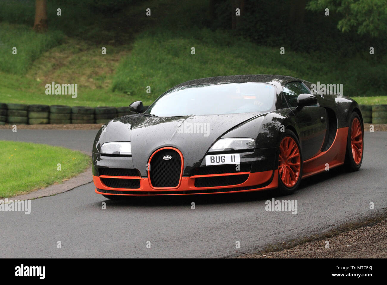 Una Bugatti Veyron Super sport guidare su per la collina a Prescott hillclimb, casa del Bugatti owners club, Gloucestershire, UK. Foto Stock